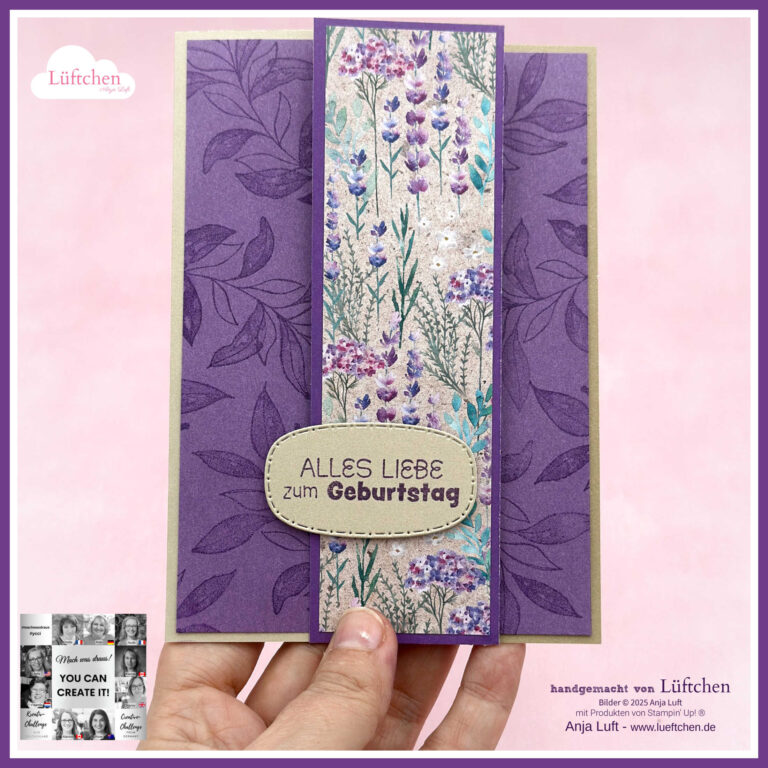 Eine Hand hält eine handgefertigte Geburtstagskarte mit lilafarbenen Blumenmustern und dem deutschen Text "ALLES LIEBE zum Geburtstag" auf einem gestickten Etikett, das für Mach war draus 25. August erstellt wurde.