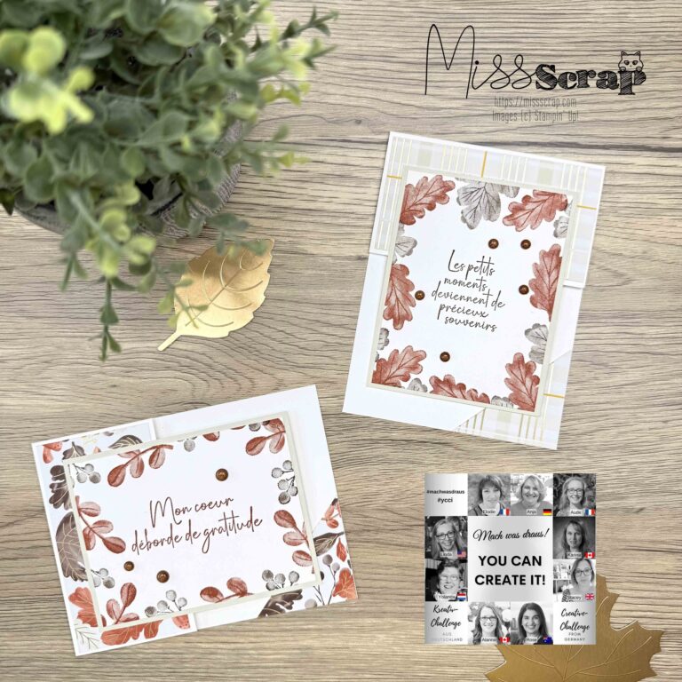 Zwei handgefertigte Grußkarten mit herbstlichen Blattmotiven und französischem Text sind auf einer Holzfläche neben einer Pflanze und einer "Mach was draus 25. September"-Collage mit Schwarz-Weiß-Porträts ausgestellt.