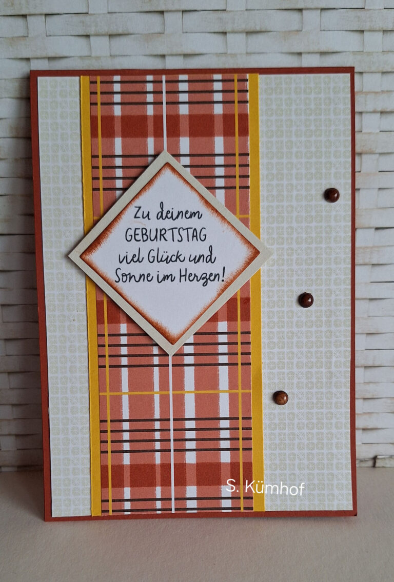 Eine handgefertigte Geburtstagskarte mit orangefarbenem Karo und gelben Streifen, mit einer deutschen Botschaft auf einer Raute und drei braunen Verzierungen auf der rechten Seite - perfekt für Mach war draus 25. September Kreationen.