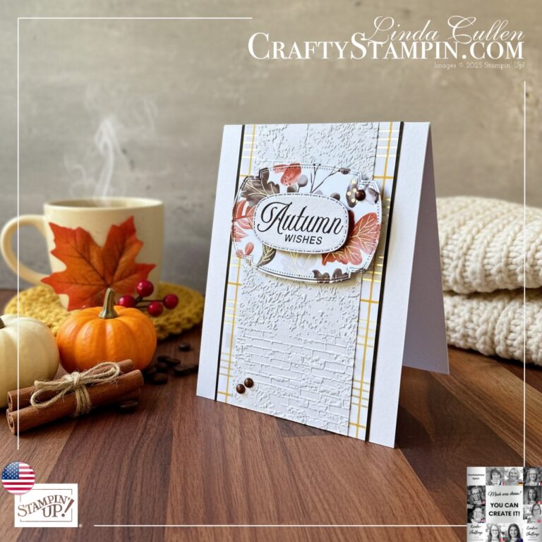 Eine handgefertigte "Herbstwünsche"-Grußkarte steht auf einem Tisch mit einer Tasse, Kürbissen, Zimtstangen und Herbstdekoration im Hintergrund - die perfekte Inspiration für Ihr nächstes Mach was draus-Projekt vom 25. September.