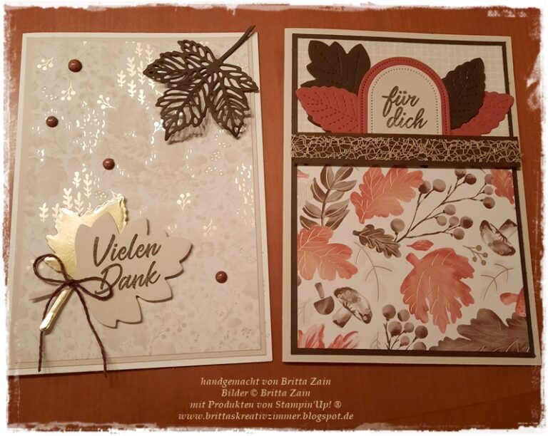 Zwei handgefertigte, herbstliche Grußkarten mit Blattmotiven, deutschen Texten und dekorativen Akzenten in Braun-, Gold- und Orangetönen werden auf einer braunen Oberfläche präsentiert - perfekt für die Inspiration von Mach was draus 25. September.