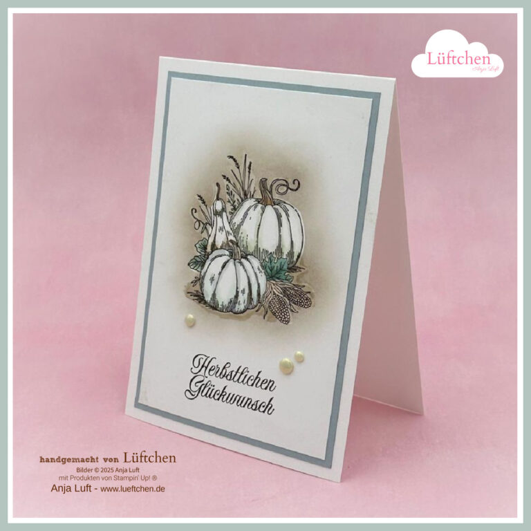 Grußkarte mit einer Zeichnung von weißen Kürbissen mit Blättern, dem Text "Herbstlichen Glückwunsch" und drei kleinen Perlenverzierungen auf hellem Hintergrund - perfekt, um herzliche Herbstwünsche zu übermitteln.