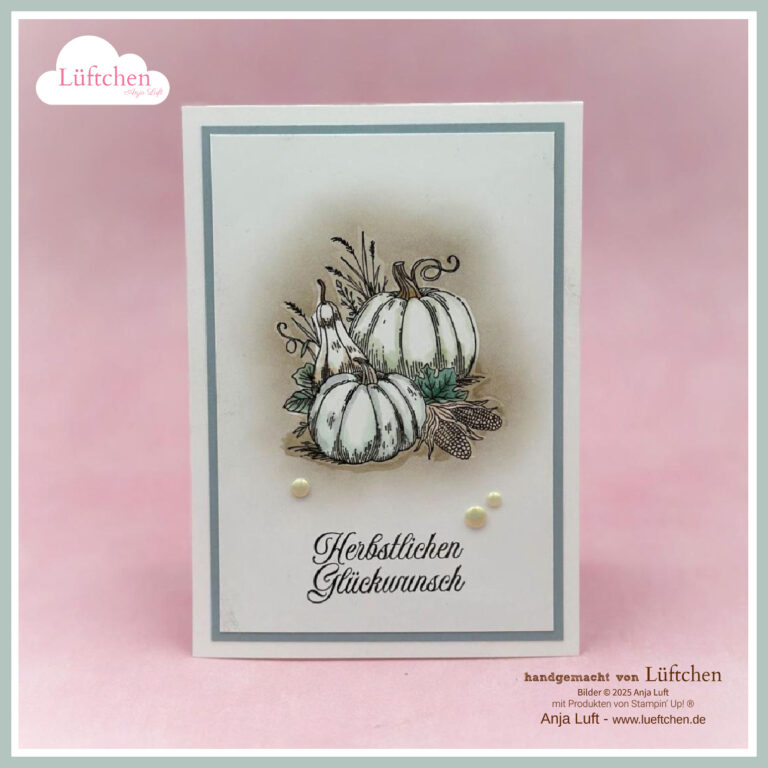 Eine handgefertigte Grußkarte mit einer Illustration von weißen Kürbissen, Blättern und getrockneten Pflanzen und dem deutschen Text "Herbstlichen Glückwunsch" - perfekt, um herzliche Wünsche für den Herbst 25 zu übermitteln.