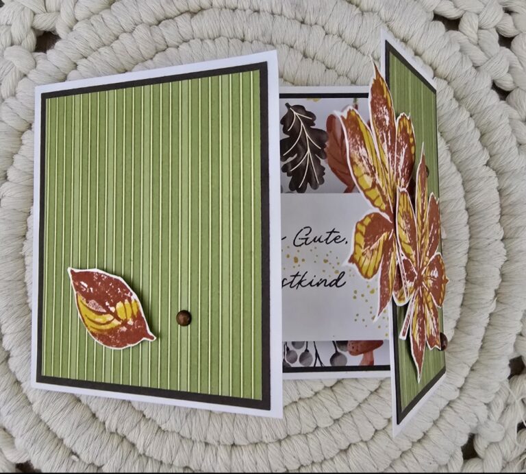 Eine handgefertigte Grußkarte mit einem grün gestreiften Umschlag, verziert mit Herbstblättern - perfekt für Mach was draus 25. September. Die Karte ist teilweise geöffnet, was weitere Blattmuster und handgeschriebenen Text im Inneren offenbart.