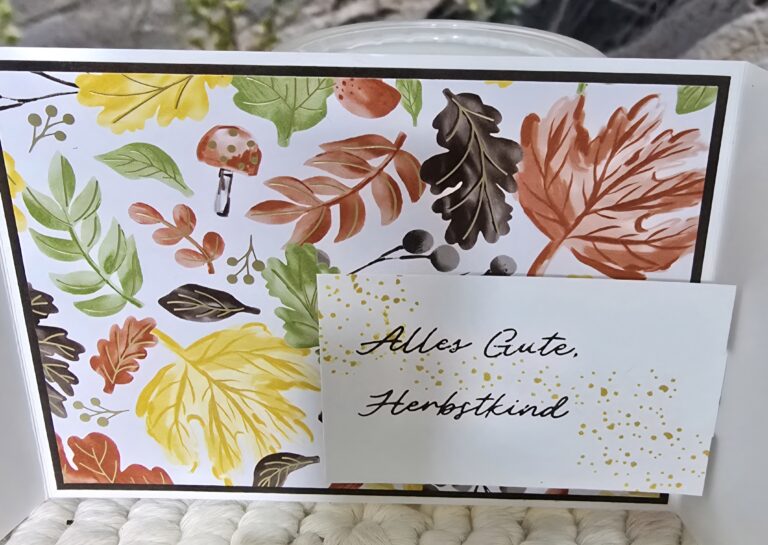 Eine Grußkarte mit Herbstblättern und Pilzen; auf der Vorderseite steht "Alles Gute, Herbstkind" auf Deutsch, verziert mit goldenen Punkten - perfekt für Mach was draus 25. September.