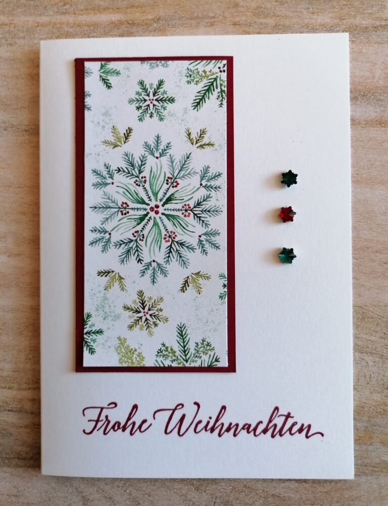 Eine Weihnachtskarte von Mach was draus 25. Oktober zeigt ein botanisches Schneeflockenmuster, drei sternförmige Verzierungen und den Text "Frohe Weihnachten" in roter Schrift.