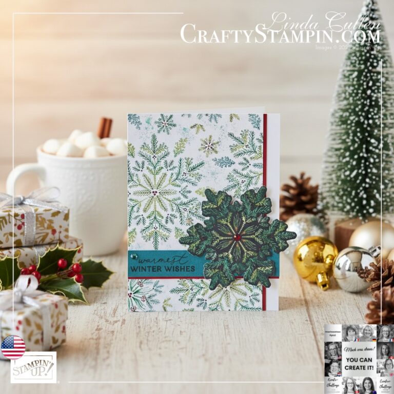 Eine handgefertigte Weihnachtskarte mit Schneeflockenmotiven steht auf einem Holztisch, umgeben von eingepackten Geschenken, Ornamenten, einem Becher mit Marshmallows und festlichen Dekorationen - die perfekte Inspiration für Mach was draus 25. Oktober.