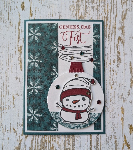 Handgemachte Weihnachtskarte mit Schneemann-Illustration, Schneeflocken-Muster und dem Text "GENIESS DAS Fest" auf einem rustikalen Holz-Hintergrund - die perfekte Inspiration für Ihr nächstes Mach was draus 25. Oktober-Projekt.