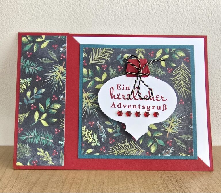 Eine handgefertigte Weihnachtskarte von Mach wurde am 25. Oktober draus, mit einem Blatt- und Beerenmuster, rotem Rand und einem weißen Anhänger mit der Aufschrift "Ein herzlicher Adventsgruß" mit fünf roten Sternen und schwarz-weißer Schnur.