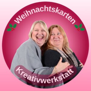 Zwei lächelnde und sich umarmende Frauen in einem kreisförmigen Rahmen mit der Aufschrift "Kreativwerkstatt Weihnachtskarten" auf rotem, mit Stechpalmen geschmücktem Hintergrund. Kreativwerkstatt Weihnachtskarten 2025 Workshop