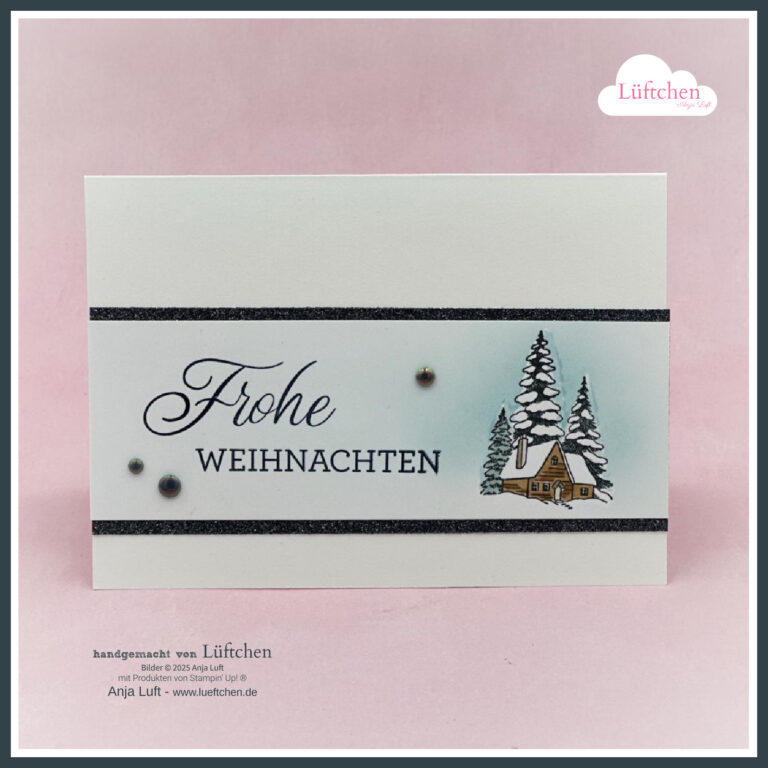 Weiße Weihnachtskarte Weihnachten 25 mit dem Text "Frohe Weihnachten" und einer Illustration einer verschneiten Hütte mit Bäumen vor einem hellrosa Hintergrund.