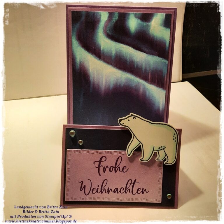 Eine handgefertigte Weihnachtskarte mit Nordlichtern, einer Eisbären-Illustration und dem deutschen Gruß "Frohe Weihnachten", inspiriert von Mach was draus 25. Oktober, sorgt für eine einzigartige festliche Note.