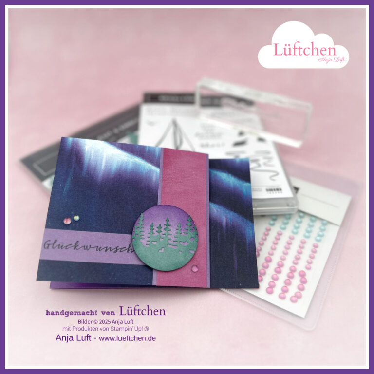 Eine handgefertigte Grußkarte mit einem Waldmotiv wird oben auf Bastelmaterial, einschließlich Stempeln und Klebedelsteinen, präsentiert. Die Karte wurde für Mach was draus, den 25. Oktober, entworfen und trägt am unteren Rand den Vermerk "Lüftchen" und Anja Luft.