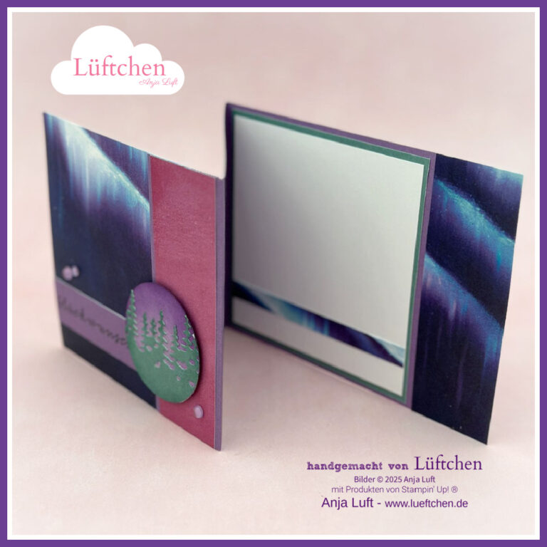 Handgefertigte Grußkarte mit einem gefalteten Design mit lila und blaugrünen Akzenten, von der Aurora inspirierten Mustern und einem kreisförmigen Ausschnitt mit Baumsilhouetten - perfekt zum Feiern von "Mach was draus 25. Oktober".
