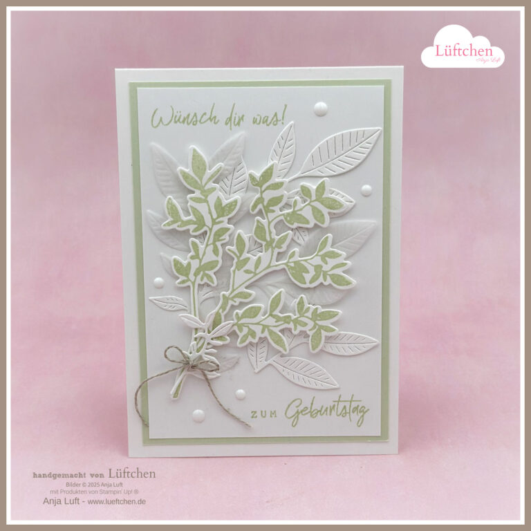 Eine handgefertigte Geburtstagskarte mit geprägten weißen und grünen Blättern, deutschem Text und einer Rankenschleife auf hellgrünem und weißem Hintergrund - perfekt zum Feiern mit Inspiration aus dem neuen Katalog.