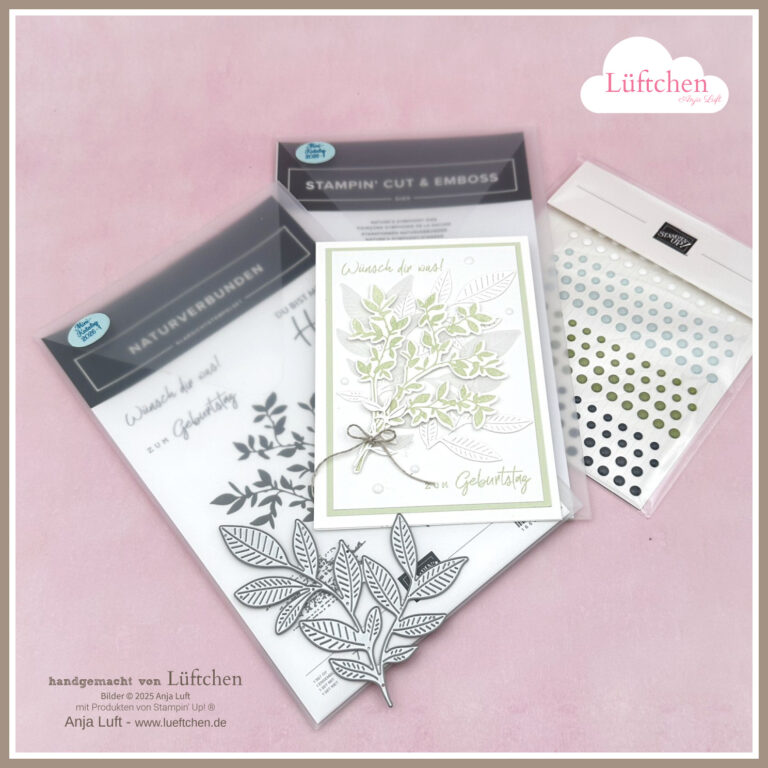 Eine handgefertigte Grußkarte mit einem blättrigen Zweigmotiv wird zusammen mit Stempelbedarf, Metallblattwerken und einer Packung farbiger Verzierungen gezeigt - die perfekte Inspiration für Ihr nächstes Projekt aus dem neuen Katalog auf einem hellrosa Hintergrund.