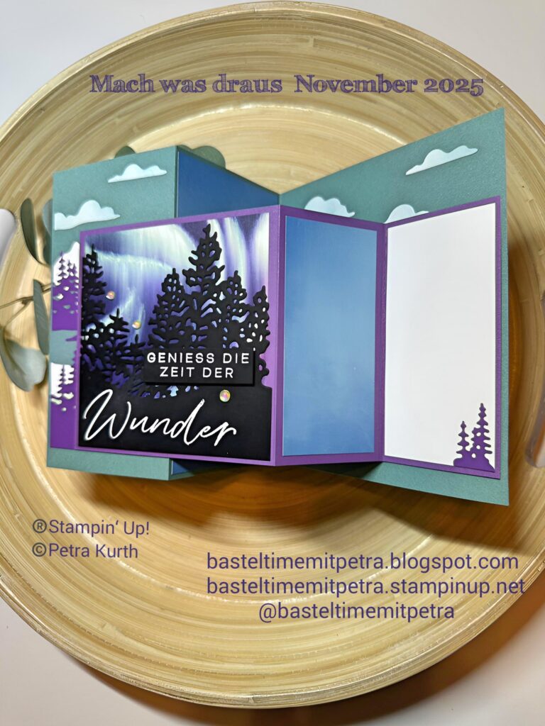 Eine handgefertigte Pop-up-Karte mit einem Wald- und Nachthimmelmotiv und einem deutschen Text wird auf einer runden Holzplatte präsentiert. Blog und Copyright-Informationen sind für das Projekt Mach was draus 25. Oktober überlagert.