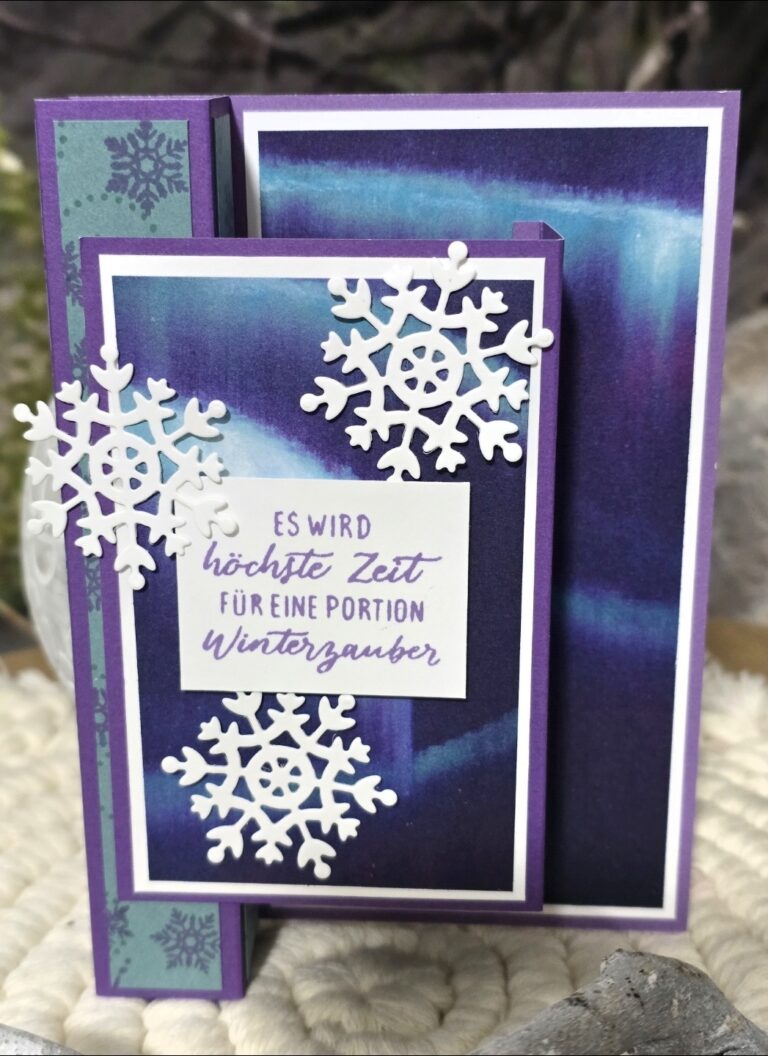 Handgefertigte winterliche Grußkarte, inspiriert von Mach was draus 25. Oktober, mit lila und blauen Tafeln, zarten weißen Schneeflocken und deutschem Text in der Mitte.