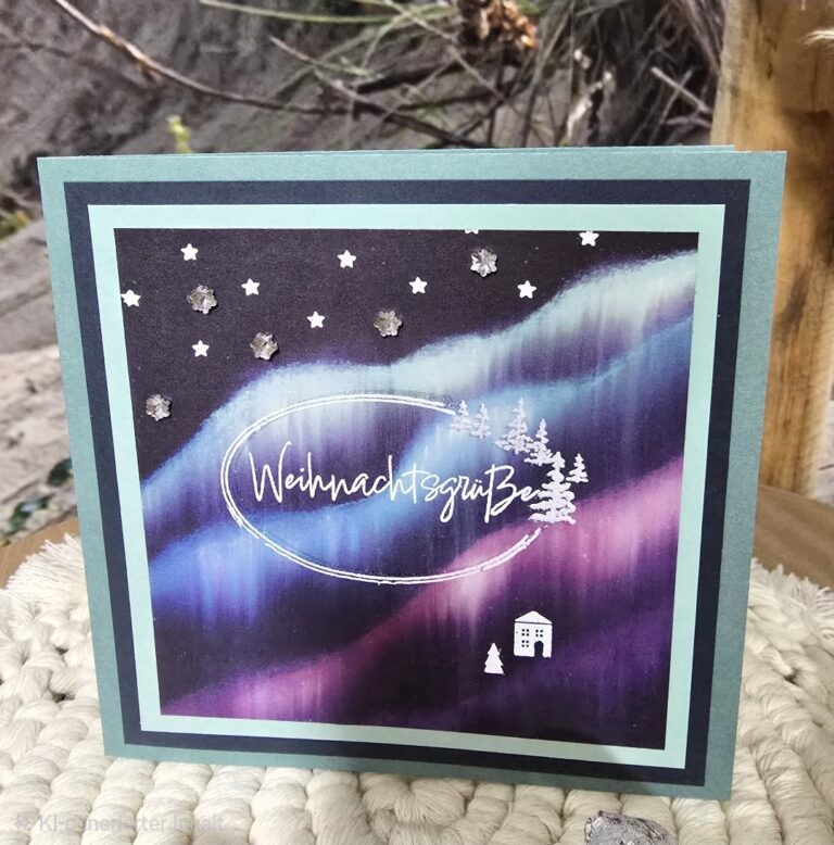 Eine quadratische Grußkarte von Mach war draus 25. Oktober, mit einem gemalten Aurora-Hintergrund, silbernen Sternen und "Weihnachtsgrüße" in Weiß, mit charmanten kleinen Baum- und Hausillustrationen.