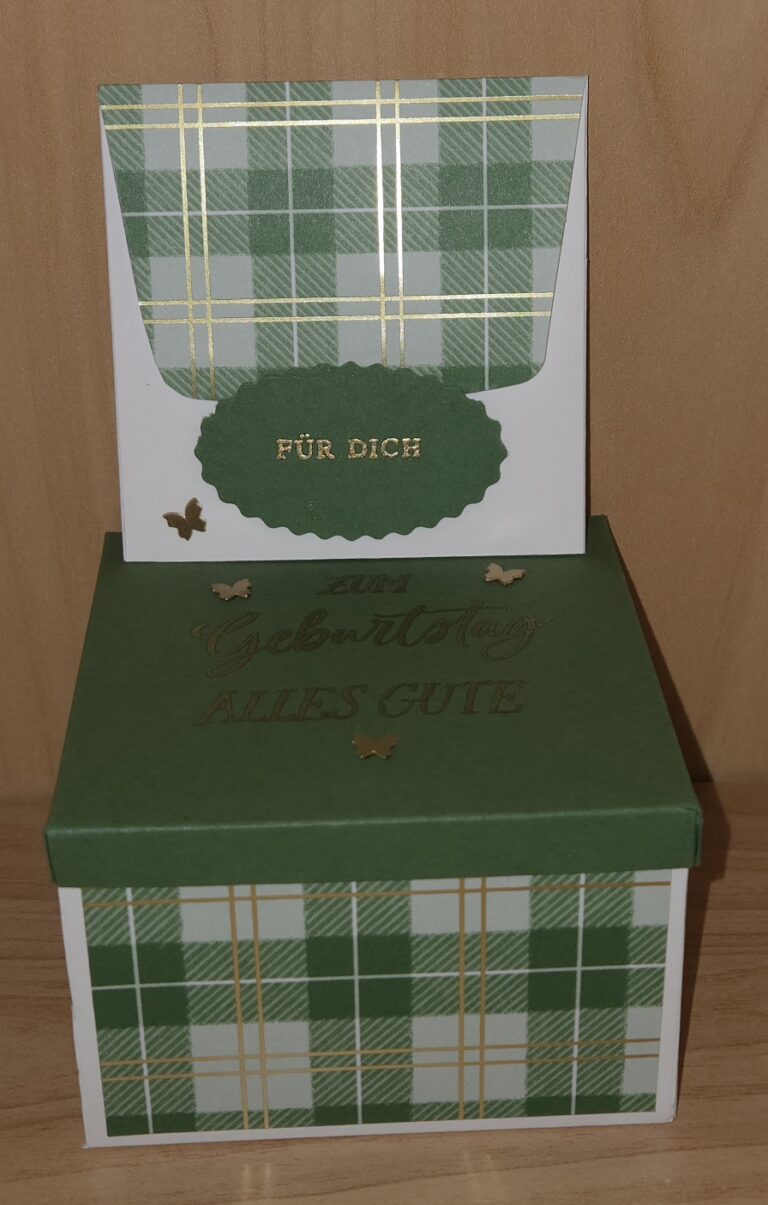 Grün-weiß karierte Geschenkbox mit einer passenden Karte mit den Worten "Für Dich" und "Zum Geburtstag Alles Gute" in goldener Schrift auf einer Holzoberfläche - perfekt für Mach was draus 25. Dezember.