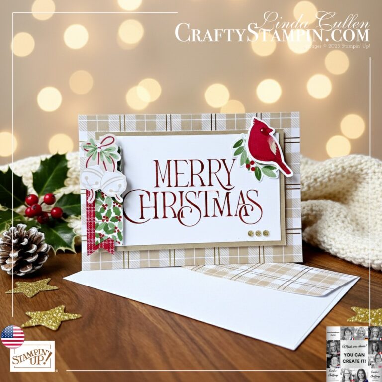 Eine handgefertigte Weihnachtskarte mit der Aufschrift "Frohe Weihnachten", verziert mit einem Kardinal und einer Stechpalme, liegt auf einem Holztisch zusammen mit einem Umschlag, Tannenzapfen, festlichen Akzenten und einer Notiz mit der Aufschrift "Mach was draus Dezember 25".