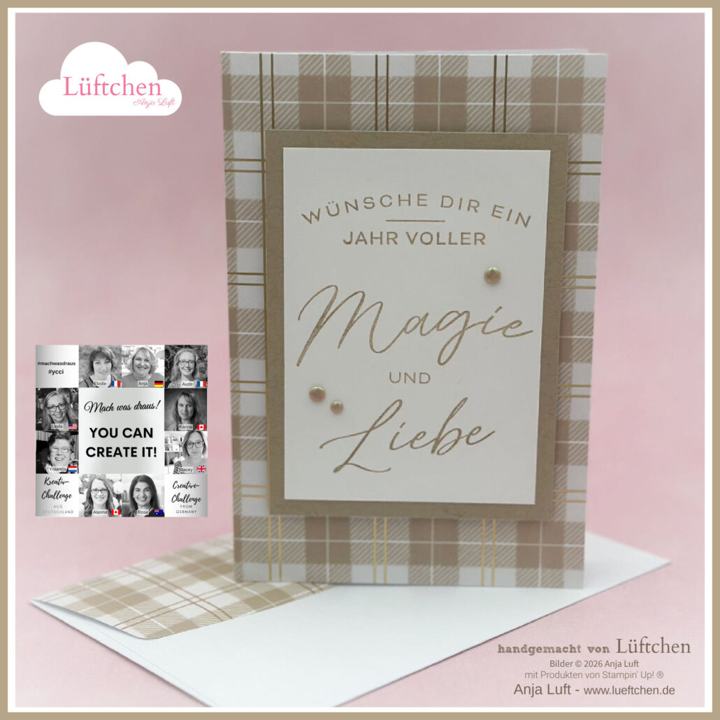 Eine handgefertigte Grußkarte mit kariertem Hintergrund und deutschem Text, die ein Jahr voller Magie und Liebe wünscht, ist Teil der Kollektion Mach was draus Dezember 25 und wird neben einem Briefumschlag und einer kleinen Collage mit Menschen ausgestellt.