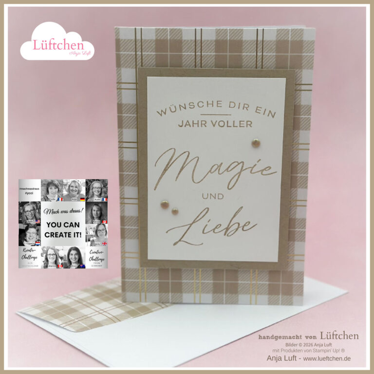 Eine handgefertigte Grußkarte mit kariertem Hintergrund und deutschem Text, die ein Jahr voller Magie und Liebe wünscht, ist Teil der Kollektion Mach was draus Dezember 25 und wird neben einem Briefumschlag und einer kleinen Collage mit Menschen ausgestellt.