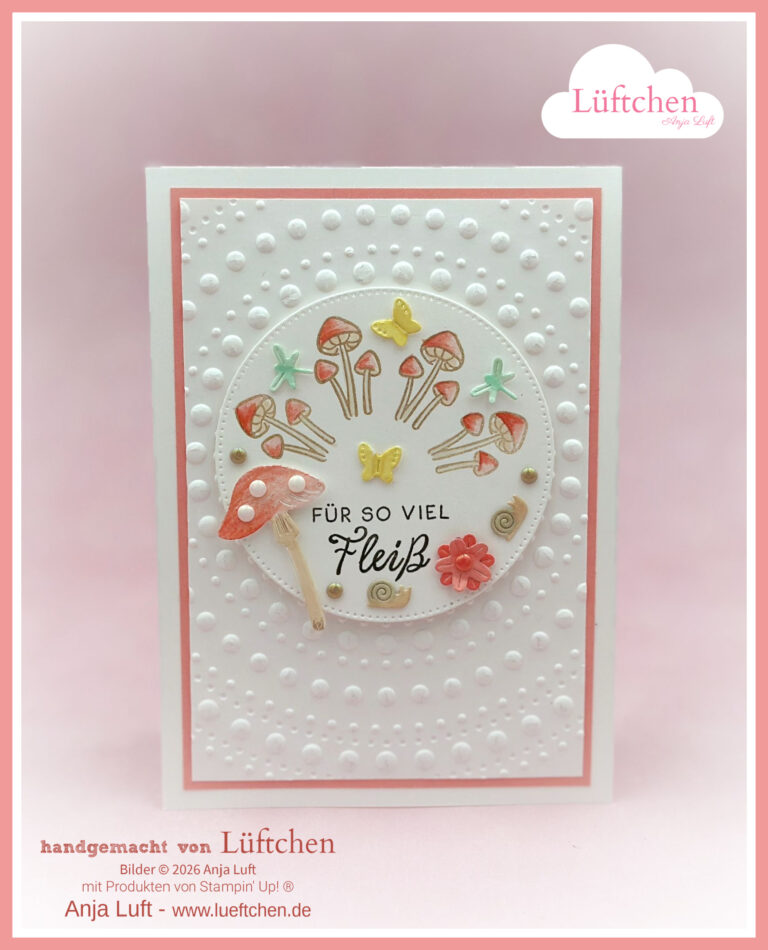 Handgefertigte Karte mit geprägten Punkten, einem zentralen Kreis mit bunten Pilzen, Blumen und Schmetterlingen, inspiriert von Designs aus dem Minikatalog Frühjahr 26. Enthält den deutschen Text "Für so viel Fleiß".