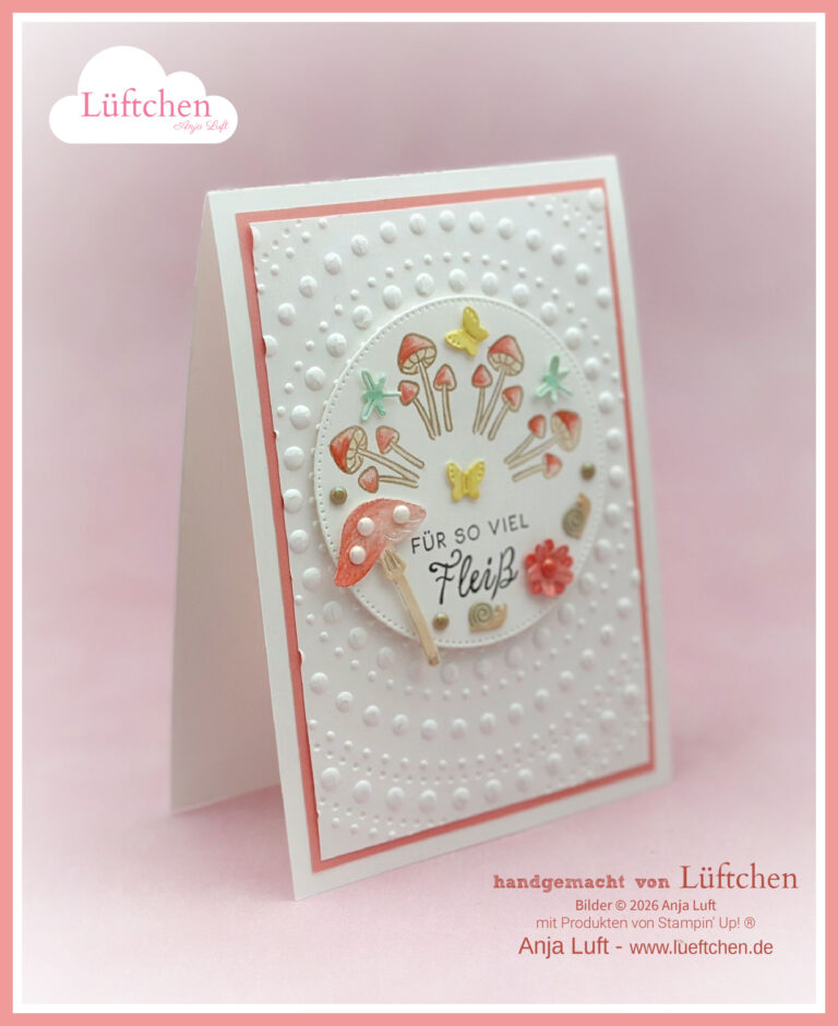 Eine handgefertigte Grußkarte mit geprägten Punkten, einem runden Ausschnitt mit Pilzen, Schmetterlingen und Blumen, inspiriert von Designs aus dem Minikatalog Frühjahr 26. Der deutsche Text lautet "Für so viel Fleiß.