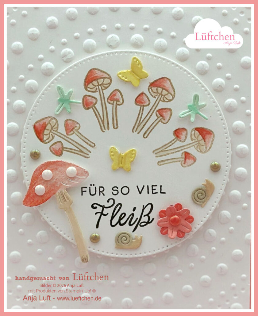 Ein runder weißer Teller aus der Kollektion Minikatalog Frühjahr 26, der mit zarten Pilzen und Schmetterlingen verziert ist.