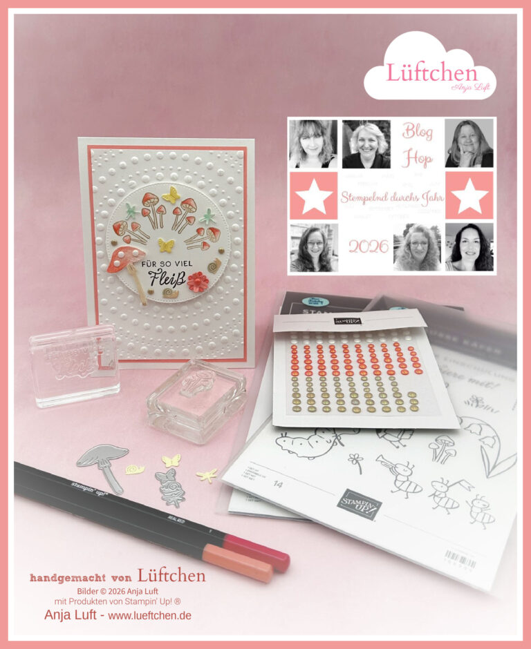 Eine handgefertigte Karte mit Pilzmotiven wird auf einer rosafarbenen Fläche neben Bastelmaterial, Buntstiften, Stempeln, Aufklebern und einer Minikatalog Frühjahr 26 Blog-Hop-Grafik mit mehreren Porträts und Text präsentiert.
