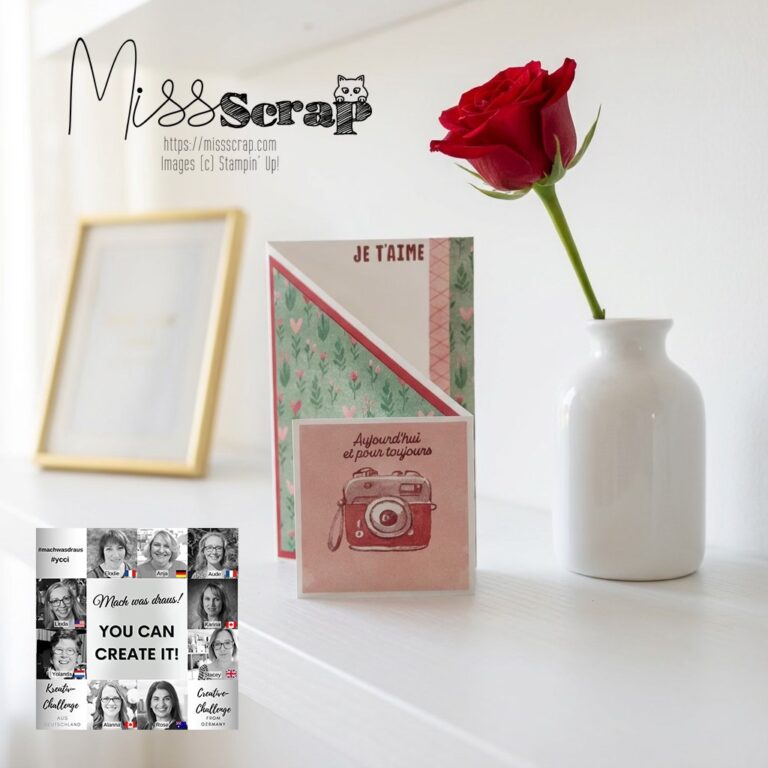 Eine rote Rose in einer weißen Vase steht auf einem Regal neben zwei handgefertigten Grußkarten mit französischem Text und Herzmotiven und der Aufschrift "Mach was draus Januar 26". Auch eine Collage mit Schwarz-Weiß-Porträts ist zu sehen.