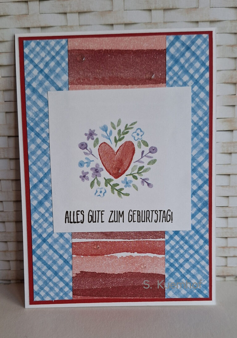 Eine handgefertigte Geburtstagskarte mit einer Herz- und Blumenillustration, deutschem Text "Alles Gute zum Geburtstag!", einem blau-karierten Rand und inspiriert von Mach was draus 26. Januar.
