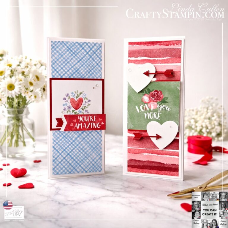 Zwei handgefertigte Grußkarten von Mach was draus 26. Januar stehen auf einer Marmorfläche; eine ist blau kariert und mit Herzen versehen, die andere rot und grün mit "Love You More". Im Hintergrund sind Blumen zu sehen.