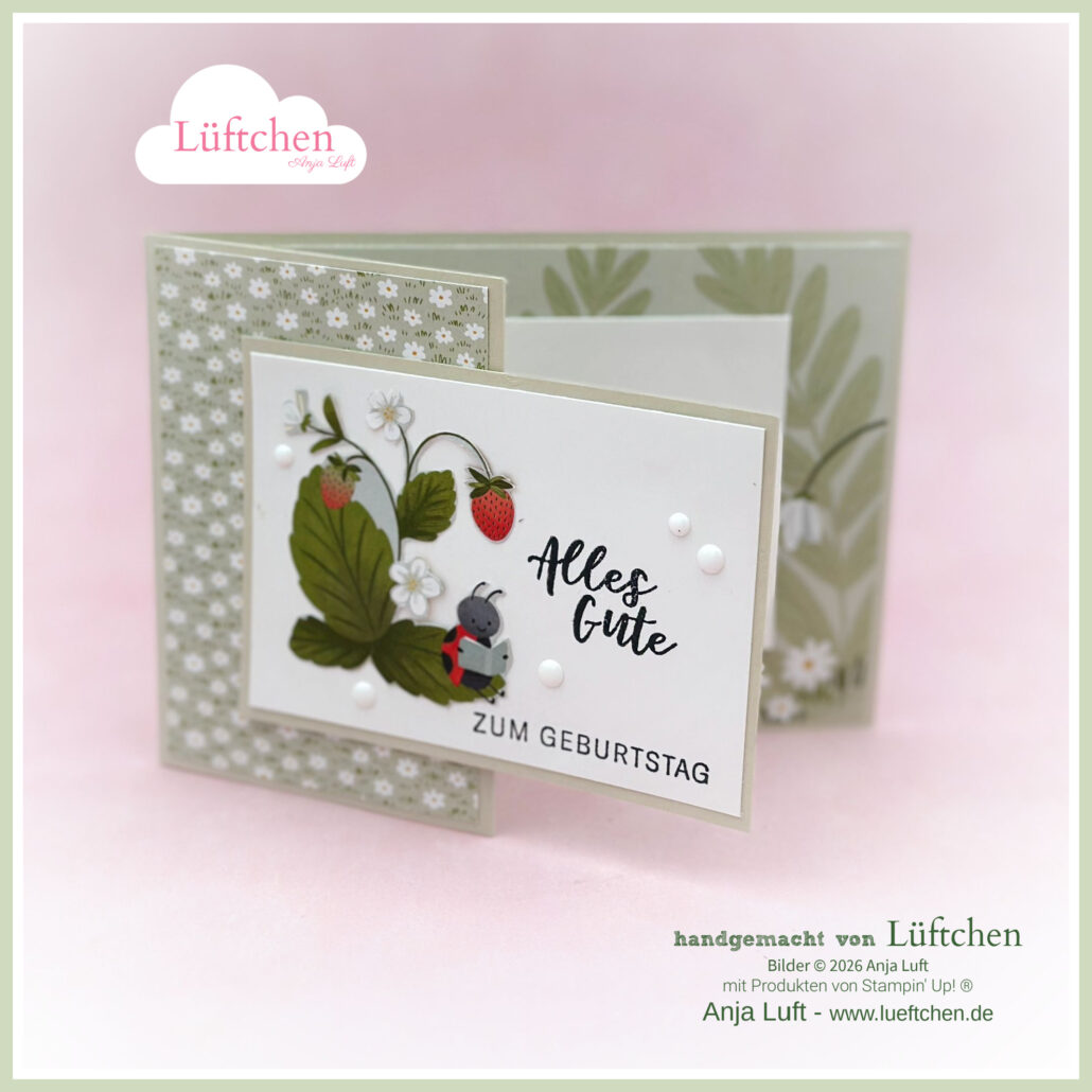 Handgefertigte Geburtstagskarte mit Blumen- und Erdbeermotiven, Frühling 26-Motiv, deutschem Text "Alles Gute zum Geburtstag" und dekorativen Perlenakzenten, dargestellt auf hellem Hintergrund.