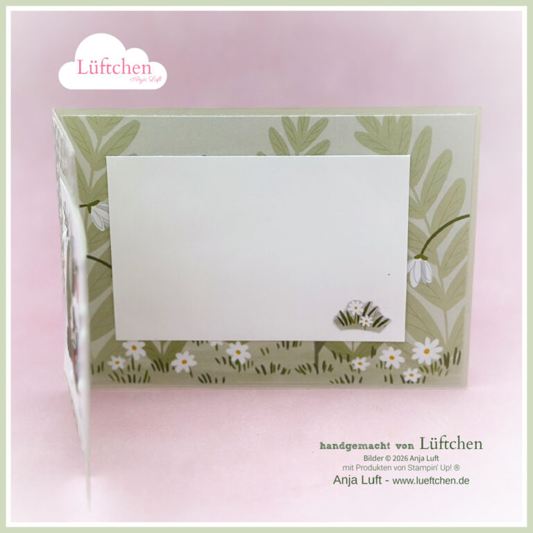 Handgefertigte Grußkarte mit einer weißen Fläche auf einem floralen Hintergrund, mit grünen Blättern, weißen Blumen und einem kleinen Pilz in der rechten unteren Ecke - perfekt für den 26. Frühling.