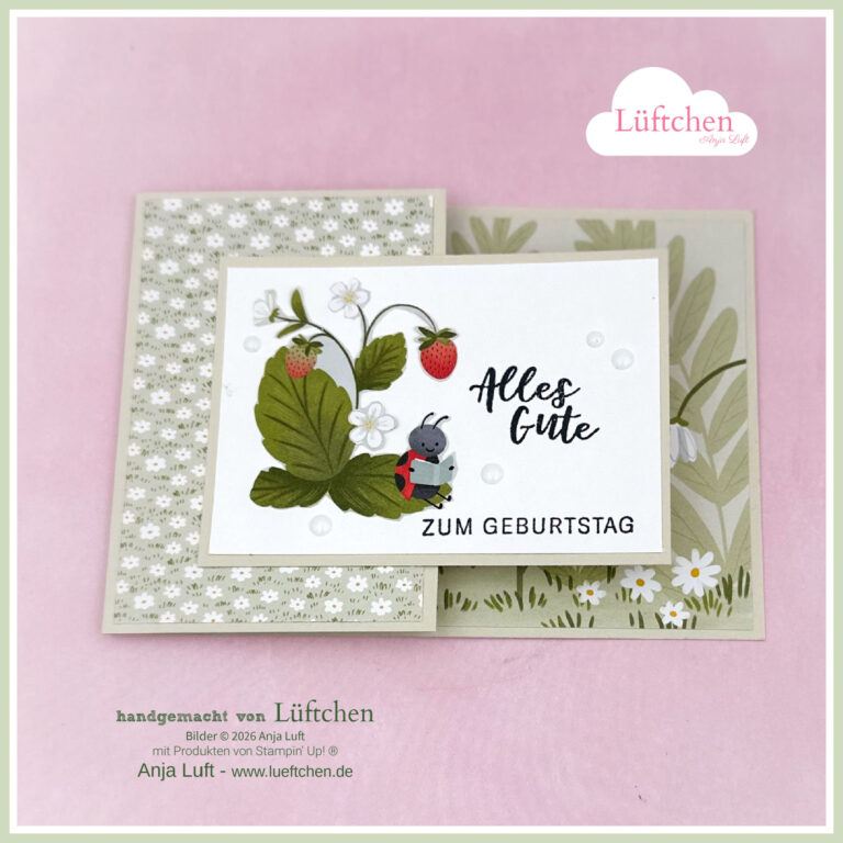 Gefaltete Geburtstagskarte aus der Frühling 26-Kollektion mit dem Text "Alles Gute zum Geburtstag", mit Erdbeeren, Blättern, einer Marienkäfer-Illustration und einem floral gemusterten Hintergrund.