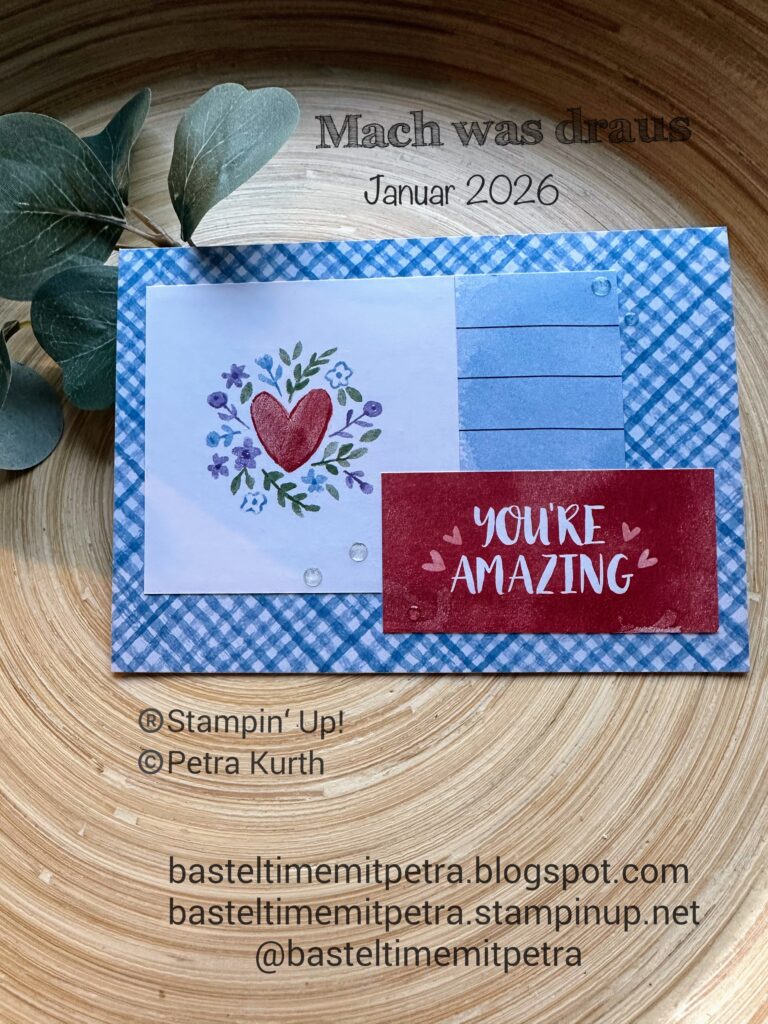 Eine handgefertigte Karte mit Blumen- und Herzmotiven, "YOU'RE AMAZING"-Text und Mach war draus 26. Januar Werbedetails für Stampin' Up! und Petra Kurth auf einem Holzhintergrund.