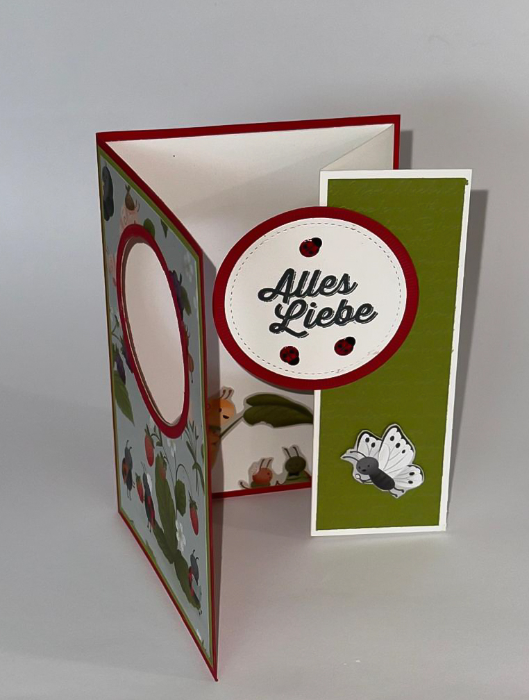 Eine handgefertigte Grußkarte, die von Mach inspiriert wurde, wurde am 26. Februar draus: "Alles Liebe" auf einer runden Tafel, verziert mit Marienkäfern, einem Schmetterling und bezaubernden Illustrationen zum Thema Garten.