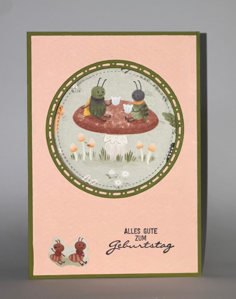 Illustrierte Geburtstagskarte mit zwei Cartoon-Insekten auf einem Pilz, umgeben von Blumen. Der deutsche Text "ALLES GUTE ZUM Geburtstag" erscheint am unteren Rand. Ideal für Mach was draus Februar 26 Kreationen.