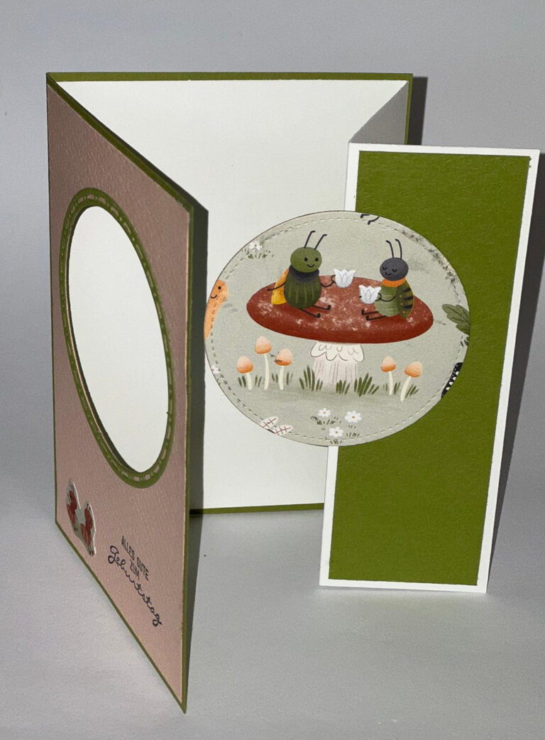 Eine handgefertigte Grußkarte, die von Mach inspiriert ist, wurde am 26. Februar draus gemacht. Sie zeigt einen kreisförmigen Ausschnitt mit zwei Cartoon-Insekten, die auf einem Pilz Tee trinken, umgeben von Blumen und Pilzen, und einer Botschaft im Innern, die auf "sending you" hinweist.