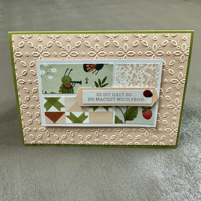 Eine handgefertigte Karte mit geprägtem beigen Papier, dekorativen Quadraten und der deutschen Botschaft "ES IST HALT SO... DU MACHST MICH FROH." auf einem Anhänger mit einem kleinen Marienkäfer - die perfekte Inspiration für Mach war draus 26. Februar.