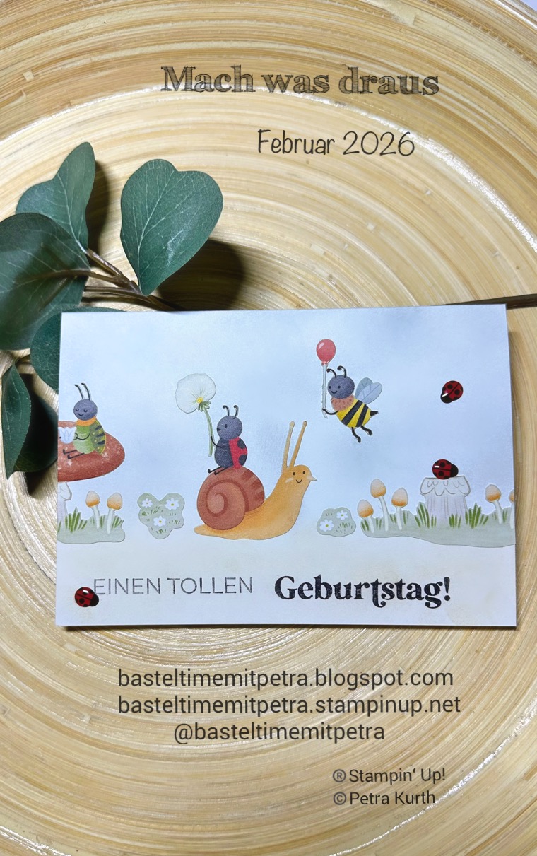 Eine Grußkarte mit illustrierten Insekten und einer Schnecke auf einem Holzteller, mit den deutschen Worten "Einen tollen Geburtstag!", inspiriert von Mach was draus Februar 26, mit Kontaktangaben am unteren Rand.