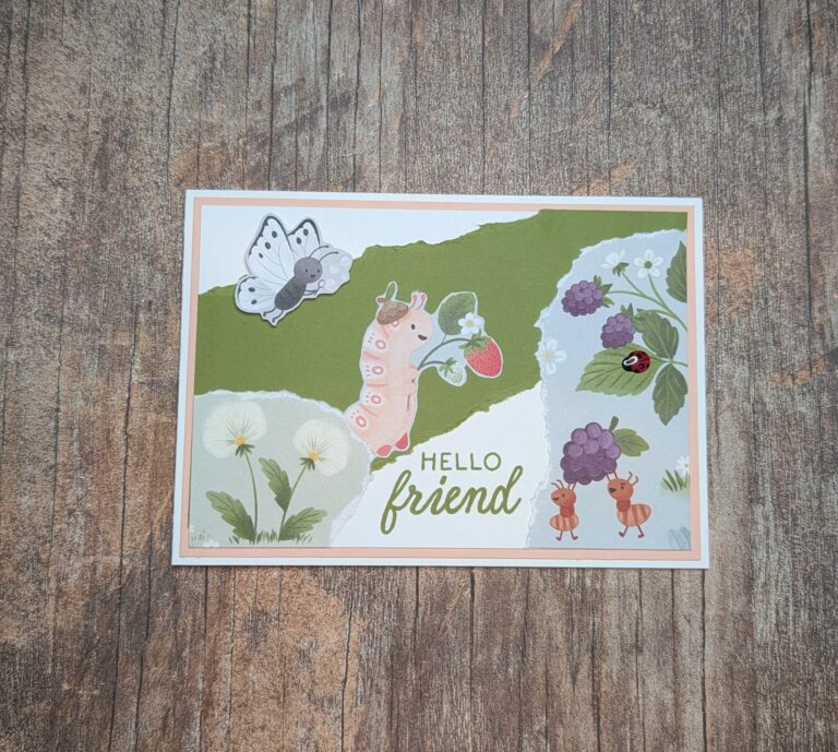 Eine bezaubernde "HALLO Freund"-Grußkarte mit einem Schmetterling, einer Raupe, Erdbeeren, Blumen, Beeren und zwei kleinen Rehen auf grünem und weißem Hintergrund - perfekt, um mit dem Thema Mach was draus 26. Februar Freude zu verbreiten.