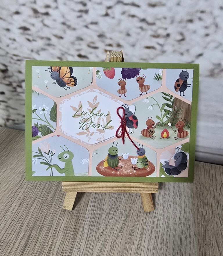 Eine Grußkarte mit Insekten- und Pflanzenillustrationen, die auf einer kleinen Holzstaffelei präsentiert werden. Erstellt für Mach was draus 26. Februar, es verfügt über den Text "Lieben Dank" und eine rote Schnur Bogen in der Mitte.