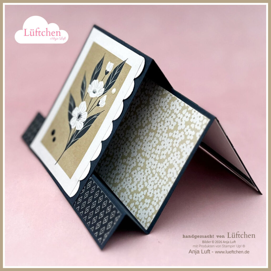 Eine handgefertigte Treppenkarte mal anders mit Blumenmuster und Wellenrand, die offen auf einer gemusterten Innenseite vor einem rosa Hintergrund steht.