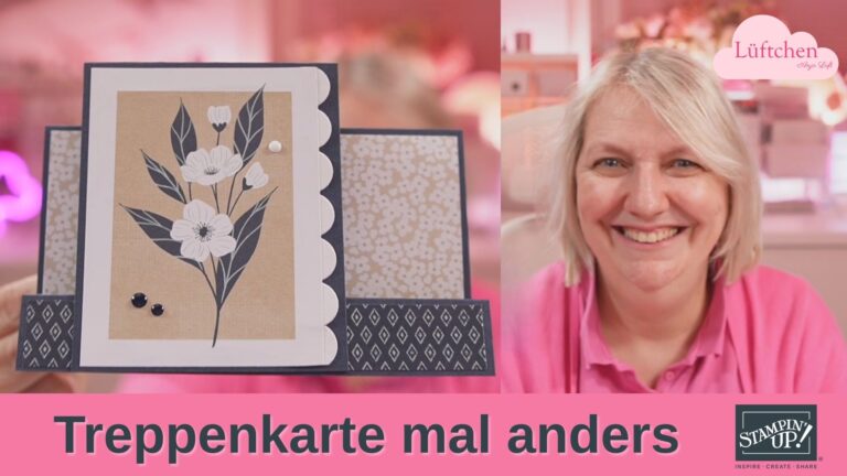 Eine Frau lächelt neben einer handgefertigten Treppenkarte mit Blumenmuster und gemustertem Papier und präsentiert stolz ihre einzigartige Kreation mit dem Text "Treppenkarte mal anders" am unteren Rand.