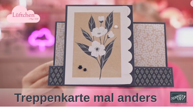 Eine handgefertigte Treppenkarte mit Blumenmuster wird nah an die Kamera gehalten, wobei "Treppenkarte mal anders" und das Stampin' Up!-Logo deutlich im Bild zu sehen sind.