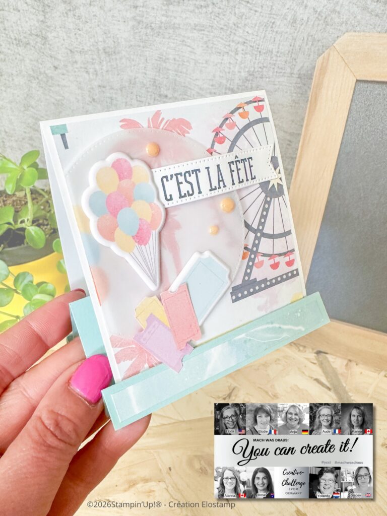 Eine Hand hält eine pastellfarbene, karnevalistische Grußkarte mit Luftballons, Eintrittskarten und dem Text "C'est la fête"; ein Einsatz zeigt ein Banner mit Porträts, dem Text "You can create it!" und Details zu "Mach was draus März 26".