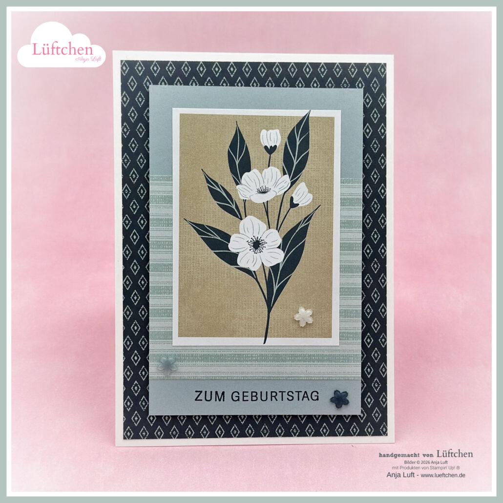 Eine handgefertigte, von Mach inspirierte Geburtstagskarte wurde am 26. März draus, mit einer Blumenillustration und dem Text "ZUM GEBURTSTAG" auf einem gemusterten Hintergrund.